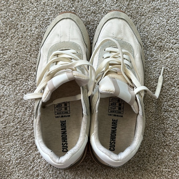 Cushionaire Sneakers, Size 7 - Picture 4 of 11